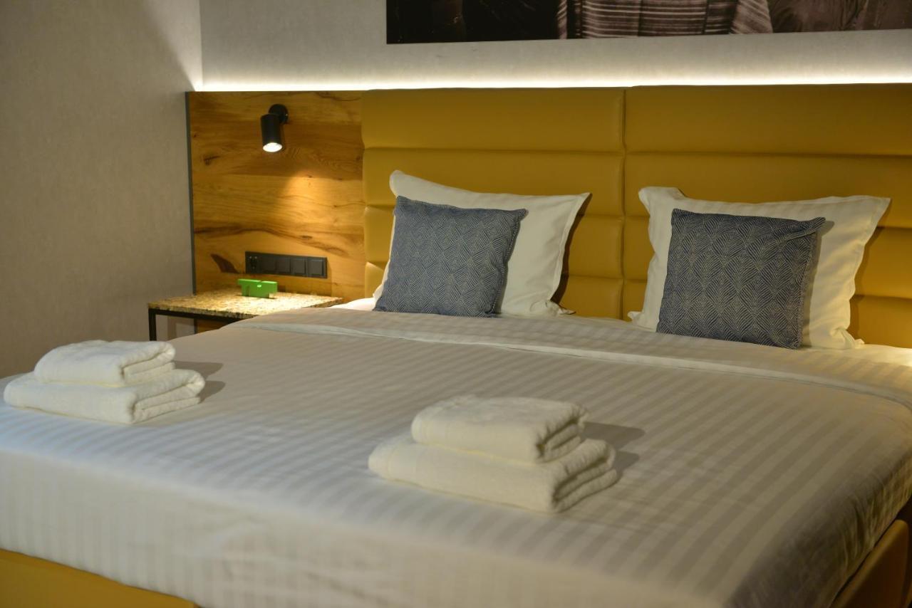 Mk Hotel Tirana Rinas Luaran gambar A bed with a headboard