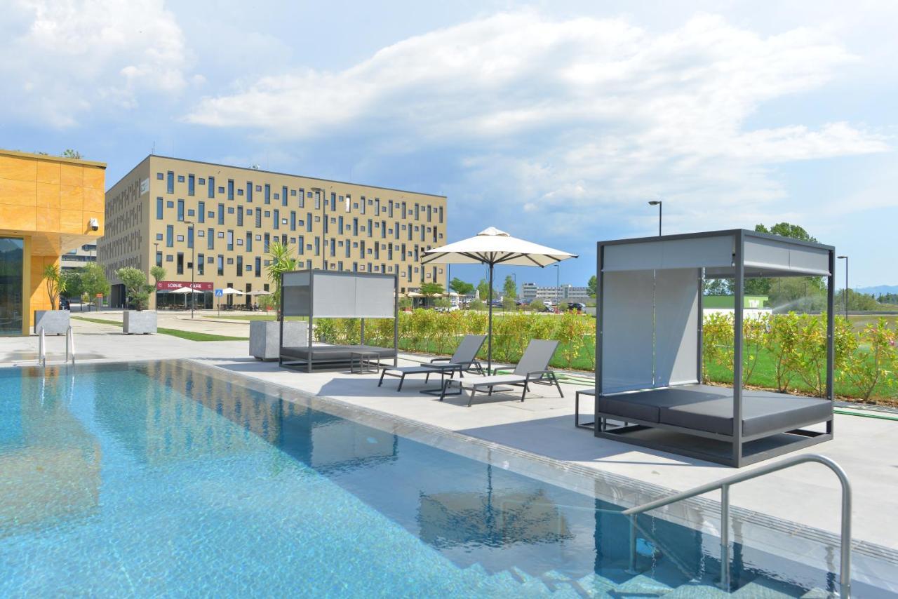 Mk Hotel Tirana Rinas Luaran gambar The swimming pool at the hotel