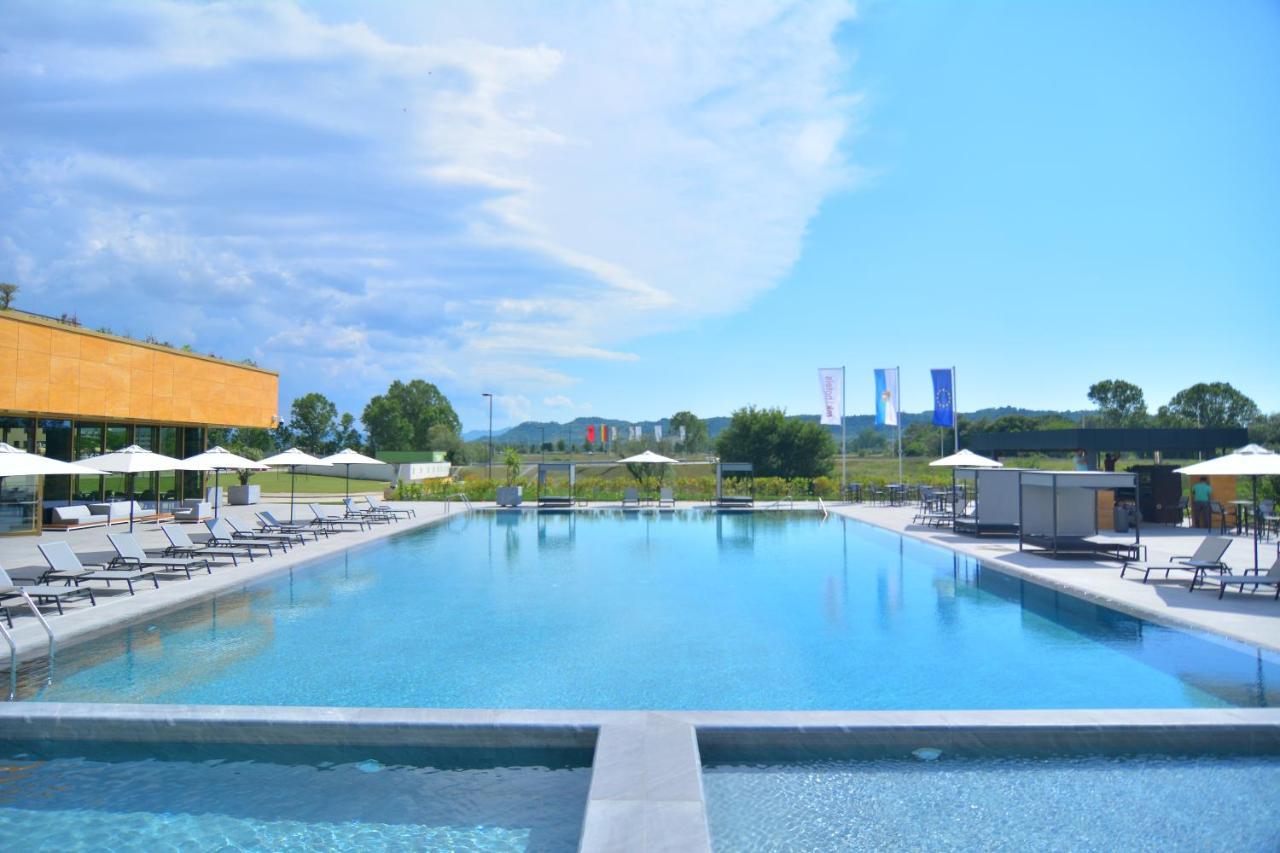 Mk Hotel Tirana Rinas Luaran gambar The swimming pool at the complex