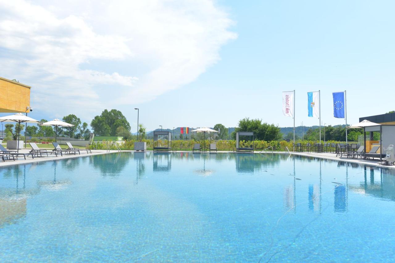 Mk Hotel Tirana Rinas Luaran gambar The swimming pool at the resort