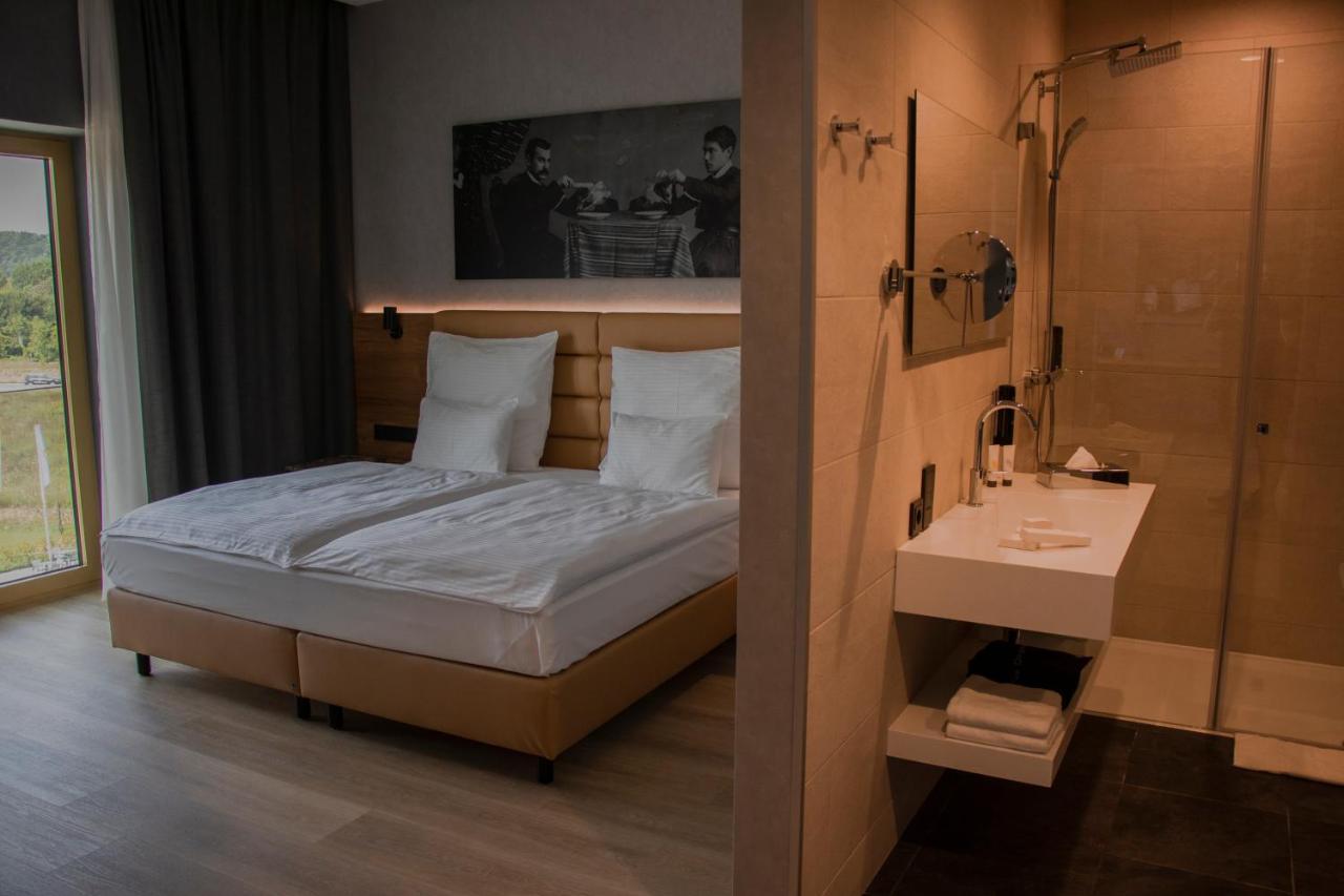 Mk Hotel Tirana Rinas Luaran gambar A room at the hotel