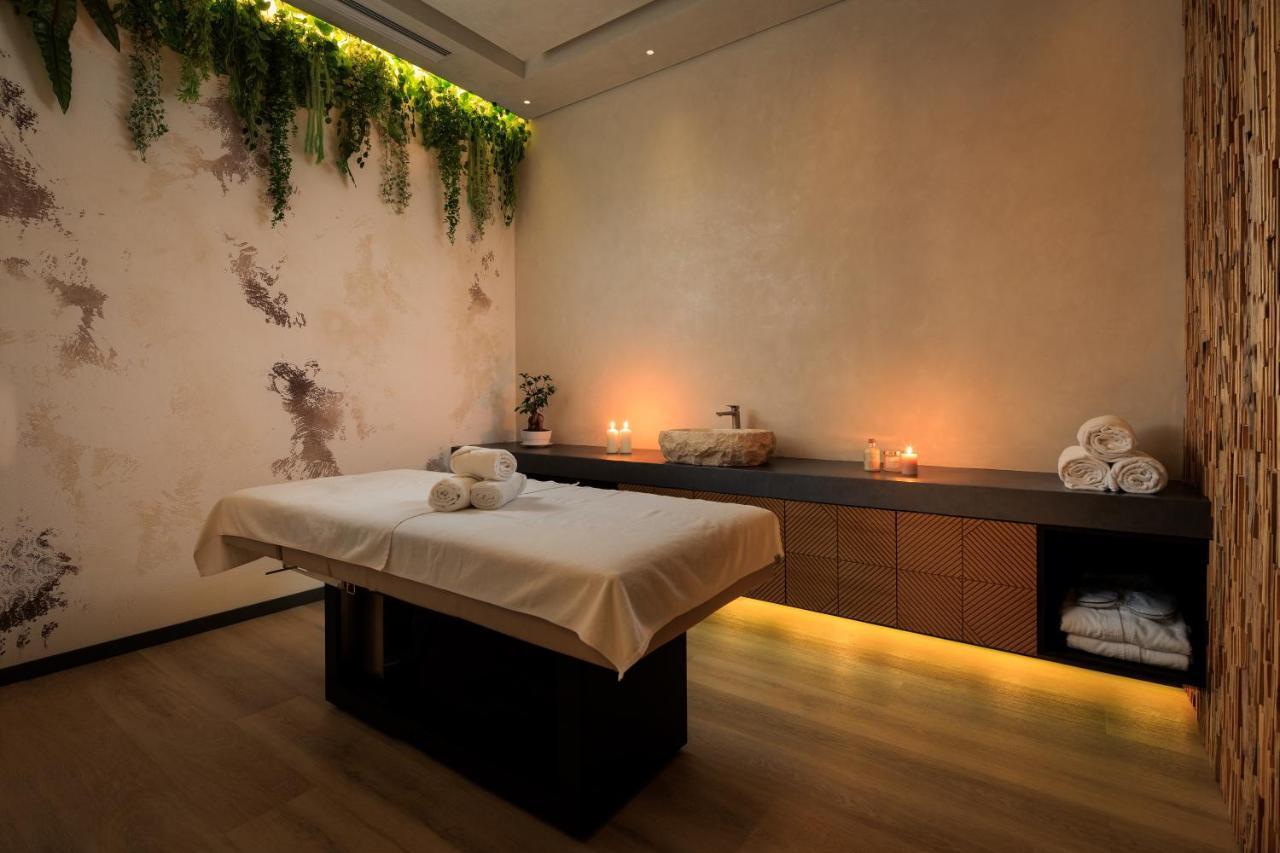 Mk Hotel Tirana Rinas Luaran gambar A massage table